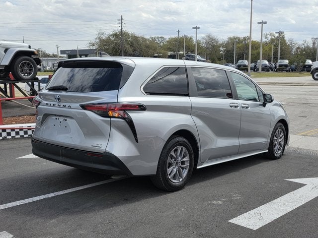 2021 Toyota Sienna LE