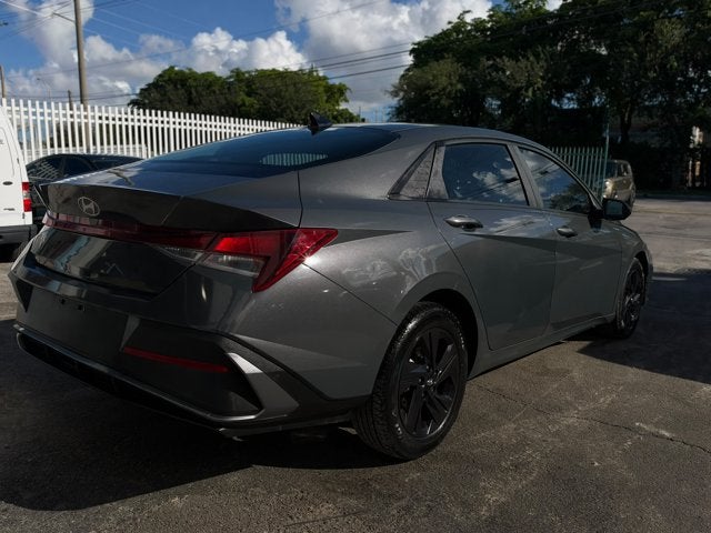 2024 Hyundai Elantra SE